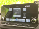 見やすい画面で、目的地設定や音楽再生をスムーズに行えるナビゲーションシステムです。快適なドライブをサポートする頼もしいパートナーです。