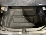 荷室には便利な床下収納もあります。