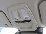 ルーフにあるボタンは、車両が始動しない場合、パンクした場合、または事故に遭った場合などの緊急時に支援の要請に使用できるため、安心感を高めることができます。