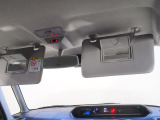 大きめのサンバイザーにはミラーがあります。車を降りる前の身だしなチェックに便利ですね。助手席側にも備わっています。