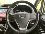 握りやすいステアリングホイールで、長距離運転でも疲れにくい設計です。快適なドライビングをサポートします。