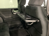 運転席・助手席の背もたれには、2列目シート用にカップホルダー付きの「格納式のシートバックテーブル」を装備しています。休憩時のちょっとした時間などカップを置いたり、小物置きに使えて便利です。