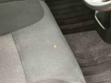 運転席シート座面 タバコ焦げ跡があります。