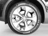 アルミホイールは19インチを装備 マットブラックとダイヤモンドカットシルバーのコントラストが特徴的なホイールです