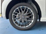 タイヤ残り溝が1.6mmになる目安として「スリップサイン」が設けられています。この車はまだまだ残ってますので、安心してお乗り頂けます!
