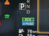 日産サクラのエコモードは、アクセルを踏んだ時の加速を緩やかにし、エアコンの消費電力を抑える機能です。電力を節約してバッテリーを長持ちさせられるため、航続距離を少しでも延ばしたい時に役立ちます。