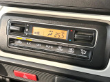 【オートエアコン】一度お好みの温度に設定すれば、車内の温度を検知し風量や温度を自動で調整。暑い&hellip;寒い&hellip;と何度もスイッチ操作をする必要はありません。快適な車内空間には必須の機能ですね♪