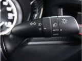 【オートライト】周囲の明るさに応じて自動でヘッドライトの点灯・消灯ができる機能です。ライトの付け忘れ・消し忘れなどが無くなり、雨の日や夕方の走行も安心。トンネル通過時も便利ですね。