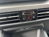 ハザードやエアコンなど、よく使用する機能へアクセスできるショートカットを中央に配置しています。