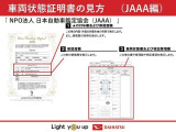 インナートリム、ダッシュボードの艶出し、内窓の拭き上げ等を行い、品質基準を満たしているか仕上がりのチェックを実施します。
