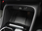 対応機種のスマートフォンを、トンネルコンソールの下のラバープレートに置いておくだけで充電可能。センターディスプレイの機能ビューを使用して、充電プレートのオンとオフを切り替えることができます。