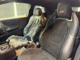 一般的なスポーツカーでは、助手席側はドライバーよりやや緩めの設計が多い中、本モデルでは運転席と同等のホールド性能を持たせたフルサポート仕様