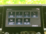 鮮明な画面で、目的地までのナビ情報を確認できます。オーディオ機能も充実しており、快適なカーライフをサポートします。