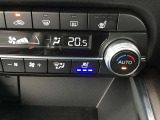 運転席/助手席が独立して調節可能な花粉除去フィルター付きフルオートエアコンです。