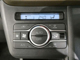 「AUTO」スイッチで車内の温度を一定に保ってくれるオートエアコン 快適装備の代名詞 もちろんマニュアル操作も可能ですよ