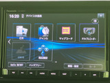 多彩な機能を備えたナビゲーションシステム。地図表示やエンターテイメント機能など、快適なドライブをサポートします。