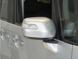 【ドアミラーウインカー】ウインカーと連動してミラー外側部分が点灯します。対向車や歩行者、並走するバイクや自転車からの視認性が上がります。