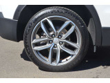 245/45R20 スポーツ専用デザインの5スポーク20アルミホイールを装着致します。