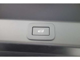 パワーテールゲートは、ボタン一つでテールゲートを自動的に開けたり閉めたりできるため、重い荷物を持っている場合でも、手を使わずに開閉できます。これにより、荷物を運ぶ際の負担が軽減されます。