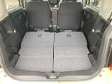 リヤシートを倒すとフルフラットになります。人・荷物に合わせて自由にシートアレンジが出来ます。カンタン操作なのでラクラクアレンジ可能。