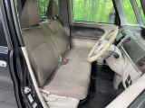 運転席まわりには十分なスペースがあり、大柄な方でもゆったり運転していただける環境です。