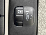 対向車や先行車への配慮が可能。積載物の状況に応じてヘッドライトの照射角度を手動調整できるスイッチ。