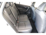 後席シートは分割可倒式。乗せる荷物や乗車人数に合わせて片側ずつ倒すことが出来ます。
