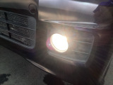 【フォグライト】霧などの悪天候時、自車の位置を示すとともに前方や路肩が見えずらい時、近い位置をワイドに照らしてくれます。