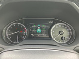 必要な情報を一目で確認できるメーター廻り。視認性の高いデザインで、運転中の安全をサポートします。スタイリッシュな印象も与えます。