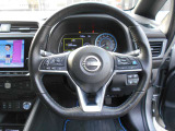 ステアリングハンドルです。オーディオコントロールスイッチが付いて運転中でも手元でオーディオの操作が出来て便利ですよ。