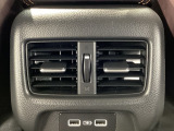 後部座席にもエアコンの吹き出し口があるので車内全体を快適に過ごすことができます。