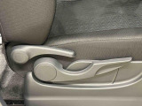 運転する人それぞれの体格に合わせてドライビングポジションをきめ細かく調整できる、運転席シ-トリフタ-が付いています(^^♪