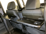 運転席・助手席の背もたれには、2列目シート用にカップホルダー付きの「格納式のシートバックテーブル」を装備しています。休憩時のちょっとした時間などカップを置いたり、小物置きに使えて便利です。
