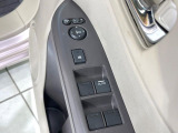 【電動格納ミラー】サイドミラーは電動格納式となっており、狭い駐車場でもキズがつくリスクを抑えられます。