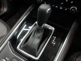 アクセルペダルを踏み込む量や速さに応じて変速パターンを制御し、人馬一体の運転感覚を発揮してくれる6速オートマ!