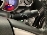 【パドルシフト】ハンドルの裏側に配置されたレバー(パドル)を操作してAT車でMT車のような感覚でギアチェンジを行える機能です。