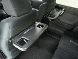 ◆シートバックテーブル◆フロントシートの背面に後席用のテーブルがついています。小物が置けて!カップホルダーもあります、ドライブ中や休憩時にも便利なテーブルです。