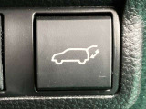電動式リアテールゲート(でんどうしきリアテールゲート)は荷物で両手が塞がっていてもワンタッチボタン(またはリモコンキー)でリアテールゲートを自動で開閉できちゃう便利な機能♪