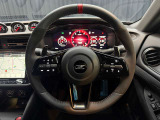 NISMO専用ステアリング。本革+アルカンターラコンビで握り心地を高め、赤のセンターマークを装備