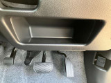 運転席アンダーポケットです
