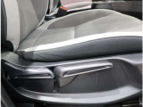 『運転席ハイトアジャスター』がついていて、前後だけでなく高さも変えられるので自分に合った運転しやすい位置に調整してお乗りいただけます!
