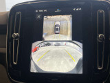 リアカメラによる後方の確認だけでなく、真上から見下ろすバードアイ映像を映し出す360&deg;ビューカメラで、自車周辺の詳細な状況を確認できます。見通しが悪く狭い場所で車を取り回す際には心強い味方となります。