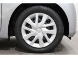 純正のホイールキャップが足元を飾ります!タイヤサイズは155/65R14になります。