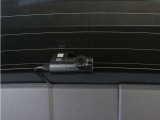 スーパーナイトビジョン2.0をリアカメラにも搭載。夜間走行や暗い駐車場などの低照度環境でも鮮明な映像で録画することができます。スマートフォンとPCで映像を確認できます。安心の純正品です。