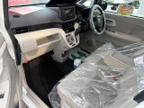 大事な人を乗せる助手席はこちら。ぜひリラックスしてお乗りください。納車前の内覧も大歓迎です。