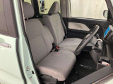 運転席と助手席です。クリーニング専門のスタッフにより隅々まできれいに仕上げております。乗り出しから気持ちよくお使いいただけます。