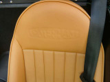 クラシックCATERHAMのロゴが型押しされてます。