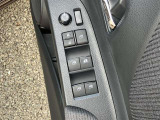 運転席扉内側部分です。【パワーウィンドウ】で窓の開け閉めもラクラクですね!