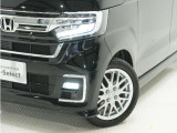 ◆オートハイビーム◆街灯などがなくて暗い場合、見やすいように自動でハイビームに。先行車や対向車を検知すると、ロービームに切り替えます!