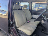 納車時には室内周りからシート床に至るまで除菌清掃しております。エンジンルーム、ボディースタッフが一生懸命クリーニング磨き上げしております。